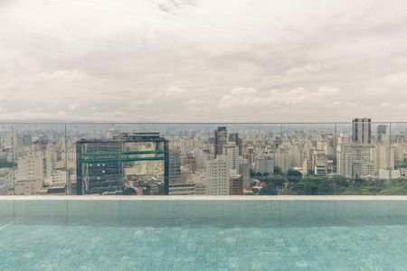 Studio à venda com 33m², 1 quarto e sem vaga Studio à venda com 33m², 1 quarto e sem vagaPiscina com vista para a cidade, com edifícios altos e nuvens no horizonte.