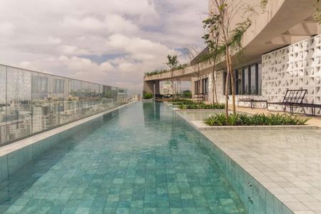 Studio à venda com 33m², 1 quarto e sem vaga Studio à venda com 33m², 1 quarto e sem vagaPiscina infinita com vista para a cidade, com decoração minimalista e móveis simples.