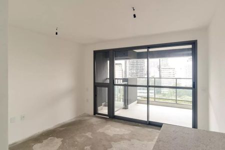 Studio à venda com 33m², 1 quarto e sem vaga Studio à venda com 33m², 1 quarto e sem vagaEspaço de trabalho com mesa e cadeira, iluminação natural e vista para a cidade.
