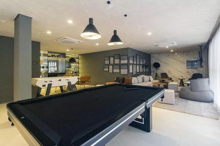 Studio à venda com 33m², 1 quarto e sem vaga Studio à venda com 33m², 1 quarto e sem vagaSala de jogos com mesa de bilhar, sofá e cadeiras, iluminação adequada e decoração simples.