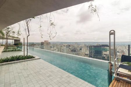 Studio à venda com 33m², 1 quarto e sem vaga Studio à venda com 33m², 1 quarto e sem vagaPiscina com vista para a cidade, com decoração minimalista e mobiliário simples.