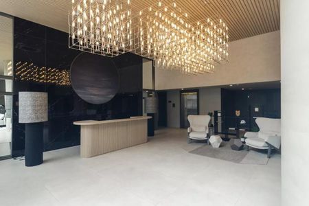 Studio à venda com 33m², 1 quarto e sem vaga Studio à venda com 33m², 1 quarto e sem vagaReceção elegante com iluminação sofisticada e mobiliário moderno.