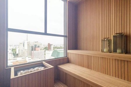 Studio à venda com 33m², 1 quarto e sem vaga Studio à venda com 33m², 1 quarto e sem vagaSala de sauna com vista para a cidade, com bancos de madeira e vasos de vidro.