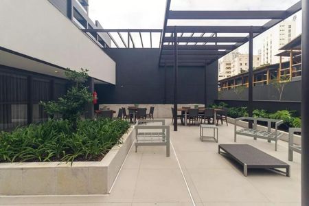Studio à venda com 33m², 1 quarto e sem vaga Studio à venda com 33m², 1 quarto e sem vagaPatio com mesa e cadeiras, plantas e jardim, vista para a cidade.