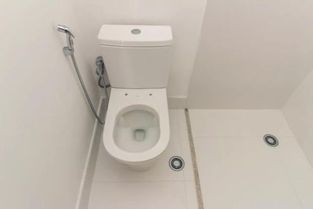 Banheiro com piso de porcelanato e vaso sanitário branco, com chuveiro e pia. de kitnet/studio à venda com 1 quarto, 33m² em Higienópolis, São Paulo