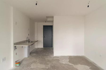Cozinha com pia e armários, sem geladeira ou fogão. de kitnet/studio à venda com 1 quarto, 33m² em Higienópolis, São Paulo