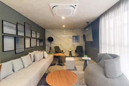 Sala de estar com sofás, mesas e paredes decoradas com quadros. de kitnet/studio à venda com 1 quarto, 33m² em Higienópolis, São Paulo