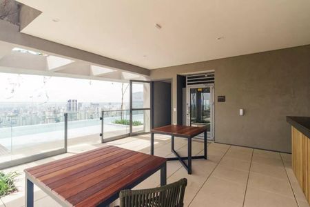 Patio com vista para a cidade, com mesas e cadeiras de madeira e piso de cerâmica. de kitnet/studio à venda com 1 quarto, 33m² em Higienópolis, São Paulo