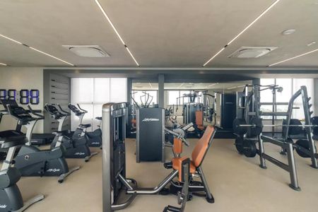 Studio à venda com 33m², 1 quarto e sem vaga Studio à venda com 33m², 1 quarto e sem vagaGinásio com equipamentos de treino e academia, com iluminação boa e acabamento de piso em madeira.