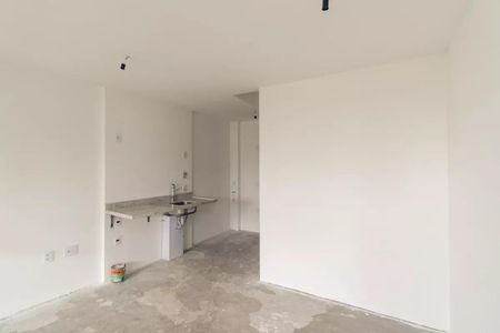 Espaço de cozinha com duas pias e um fogão, sem geladeira ou outros eletrodomésticos. de kitnet/studio à venda com 1 quarto, 33m² em Higienópolis, São Paulo