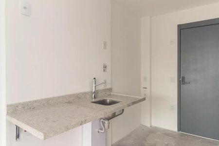Studio à venda com 33m², 1 quarto e sem vaga Studio à venda com 33m², 1 quarto e sem vagaCozinha com pia e torneira de água quente, com armários brancos e piso de porcelanato.