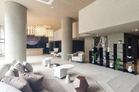 Sala de espera com sofás, mesas e iluminação elegante. de kitnet/studio à venda com 1 quarto, 33m² em Higienópolis, São Paulo
