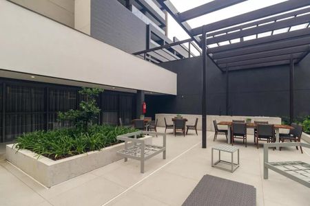 Studio à venda com 33m², 1 quarto e sem vaga Studio à venda com 33m², 1 quarto e sem vagaPatio com mesa e cadeiras, plantas e jardim, paredes cinza e brancas, teto aberto, iluminação natural.