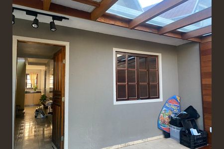 Casa para alugar com 80m², 2 quartos e 3 vagas Casa para alugar com 80m², 2 quartos e 3 vagasFachada