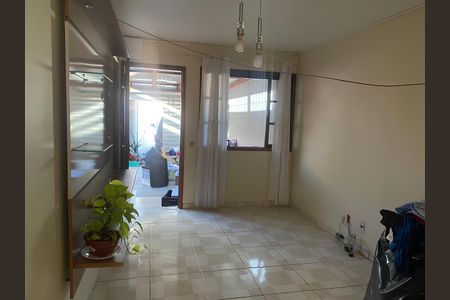 Casa para alugar com 80m², 2 quartos e 3 vagas Casa para alugar com 80m², 2 quartos e 3 vagasSala
