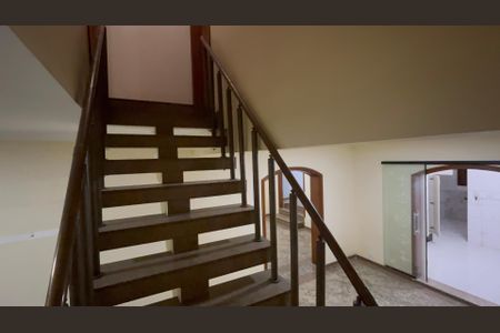 Casa à venda com 369m², 4 quartos e 2 vagas Casa à venda com 369m², 4 quartos e 2 vagasEscada