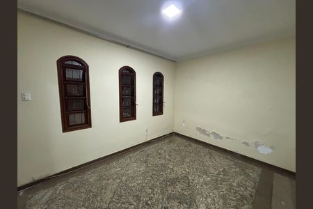 Casa à venda com 369m², 4 quartos e 2 vagas Casa à venda com 369m², 4 quartos e 2 vagasSala de Jantar