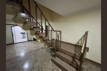 Casa à venda com 369m², 4 quartos e 2 vagas Casa à venda com 369m², 4 quartos e 2 vagasSala