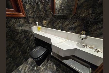 Casa à venda com 369m², 4 quartos e 2 vagas Casa à venda com 369m², 4 quartos e 2 vagasBanheiro da Suíte 1