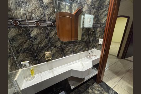 Casa à venda com 369m², 4 quartos e 2 vagas Casa à venda com 369m², 4 quartos e 2 vagasBanheiro da Suíte 1