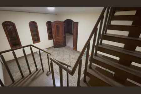 Casa à venda com 369m², 4 quartos e 2 vagas Casa à venda com 369m², 4 quartos e 2 vagasEscada