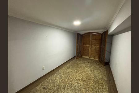 Casa à venda com 369m², 4 quartos e 2 vagas Casa à venda com 369m², 4 quartos e 2 vagasEscritório