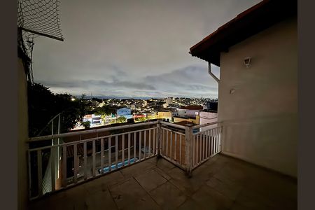 Casa à venda com 369m², 4 quartos e 2 vagas Casa à venda com 369m², 4 quartos e 2 vagasVaranda