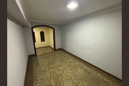 Casa à venda com 369m², 4 quartos e 2 vagas Casa à venda com 369m², 4 quartos e 2 vagasEscritório