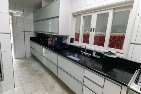 Casa à venda com 360m², 3 quartos e 4 vagas Casa à venda com 360m², 3 quartos e 4 vagasCozinha - Armários