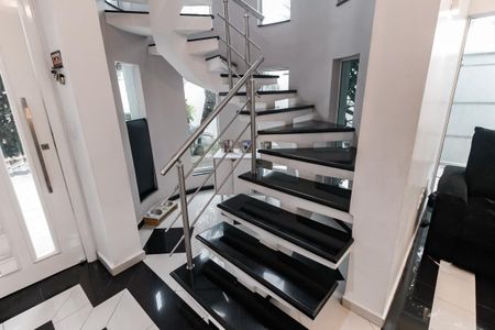 Casa à venda com 360m², 3 quartos e 4 vagas Casa à venda com 360m², 3 quartos e 4 vagasEscada acesso quartos