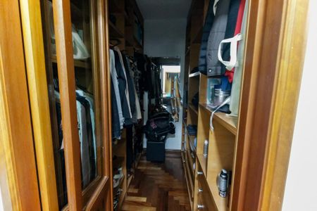 Casa à venda com 360m², 3 quartos e 4 vagas Casa à venda com 360m², 3 quartos e 4 vagasCloset da suíte 2