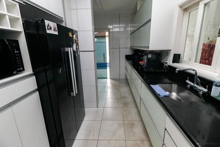 Casa à venda com 360m², 3 quartos e 4 vagas Casa à venda com 360m², 3 quartos e 4 vagasCozinha - Armários