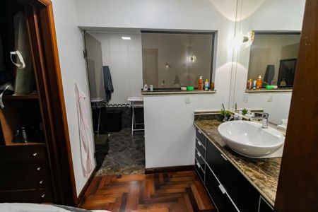 Casa à venda com 360m², 3 quartos e 4 vagas Casa à venda com 360m², 3 quartos e 4 vagasBanheiro da Suíte 2