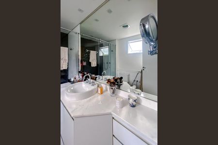 Apartamento à venda com 190m², 4 quartos e 3 vagas Apartamento à venda com 190m², 4 quartos e 3 vagasBanheiro da Suíte 2