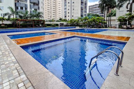 Apartamento à venda com 190m², 4 quartos e 3 vagas Apartamento à venda com 190m², 4 quartos e 3 vagasÁrea comum - Piscina