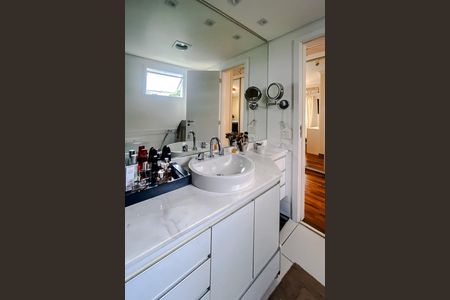 Apartamento à venda com 190m², 4 quartos e 3 vagas Apartamento à venda com 190m², 4 quartos e 3 vagasBanheiro da Suíte 2
