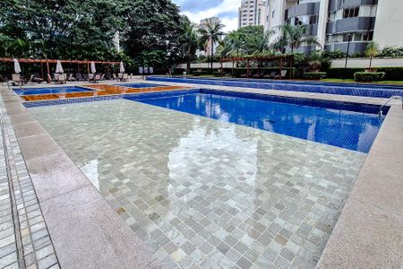 Apartamento à venda com 190m², 4 quartos e 3 vagas Apartamento à venda com 190m², 4 quartos e 3 vagasÁrea comum - Piscina