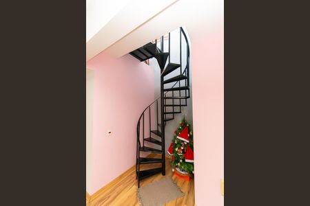 Apartamento à venda com 139m², 2 quartos e 2 vagas Apartamento à venda com 139m², 2 quartos e 2 vagasEscada