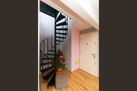 Apartamento à venda com 139m², 2 quartos e 2 vagas Apartamento à venda com 139m², 2 quartos e 2 vagasEscada