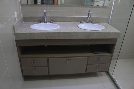 Apartamento para alugar com 179m², 3 quartos e 3 vagasBanheiro da Suíte 1