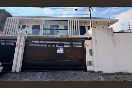 Casa para alugar com 120m², 2 quartos e 2 vagas Casa para alugar com 120m², 2 quartos e 2 vagasFachada