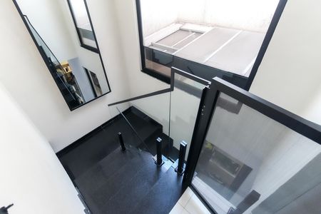 Casa para alugar com 120m², 2 quartos e 2 vagas Casa para alugar com 120m², 2 quartos e 2 vagasEscada