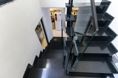 Casa para alugar com 120m², 2 quartos e 2 vagas Casa para alugar com 120m², 2 quartos e 2 vagasEscada