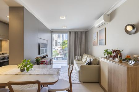Sala de apartamento à venda com 2 quartos, 74m² em Cambuí, Campinas