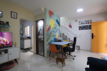 Sala de casa de condomínio para alugar com 2 quartos, 61m² em Vila Ema, São Paulo