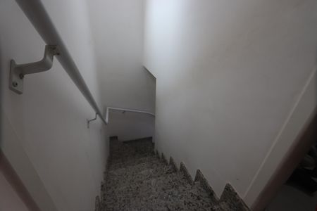 Casa de condomínio para alugar com 61m², 2 quartos e 1 vagaEscada