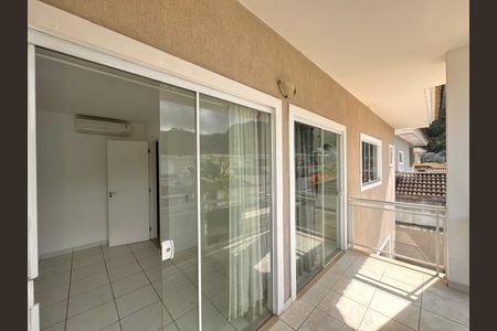 Casa de condomínio para alugar com 300m², 4 quartos e 3 vagas Casa de condomínio para alugar com 300m², 4 quartos e 3 vagasSuíte 1 - Varanda