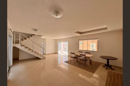 Sala de casa de condomínio para alugar com 4 quartos, 300m² em Vargem Pequena, Rio de Janeiro