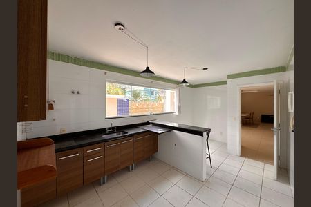 Casa de condomínio para alugar com 300m², 4 quartos e 3 vagas Casa de condomínio para alugar com 300m², 4 quartos e 3 vagasCozinha