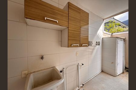 Casa de condomínio para alugar com 300m², 4 quartos e 3 vagas Casa de condomínio para alugar com 300m², 4 quartos e 3 vagasÁrea de Serviço